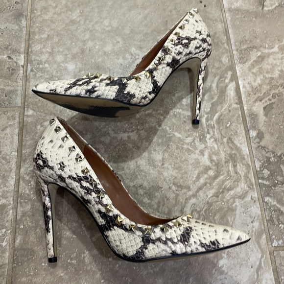 Steve Madden Proto-S Bone Snakeskin Heel with Studs Sz 8.5 M - Picture 7 of 11